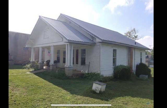 Cozy family home on 3/4 of an acre - just a short walk from the river