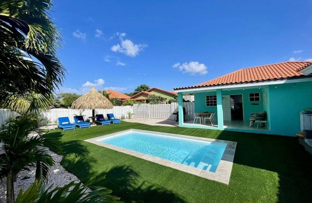 Cozy family home with 3SK-2BK, private pool just 5 minutes from the beach.