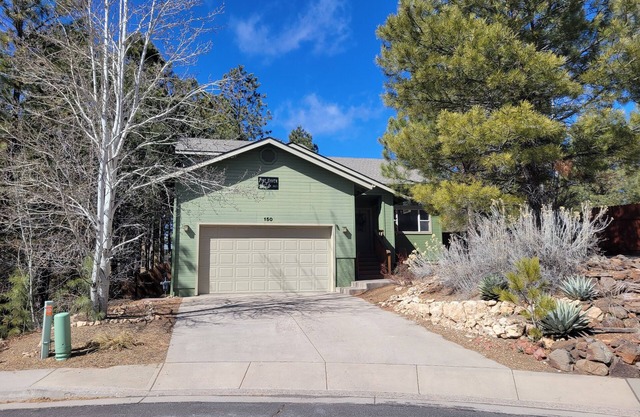 Cozy Family retreat with large fenced backyard, Pet-Friendly, and Central Air!!!