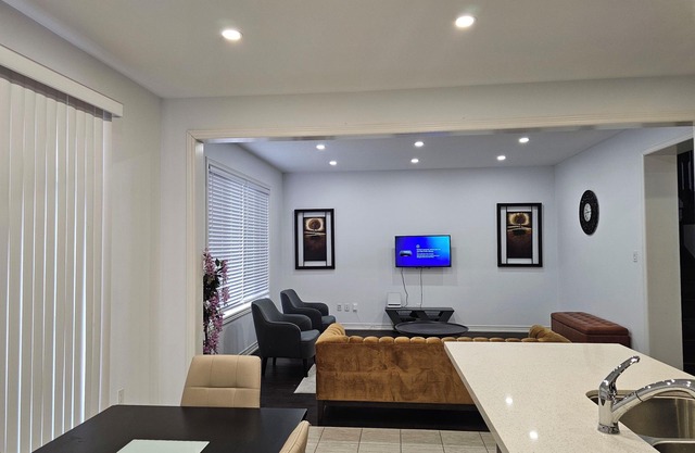 Cozy Family Size Home in a quite neighbourhood with proximity to restaurants