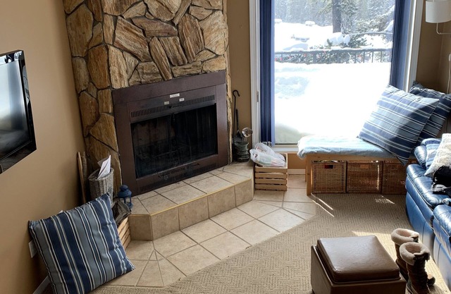 Cozy Family Sized ski retreat at Apex Mountain.