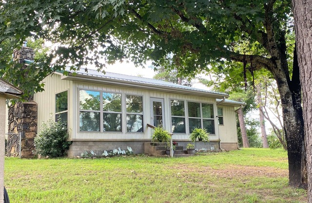 Cozy Farm House 2-bedroom house with AC in Saint Joe