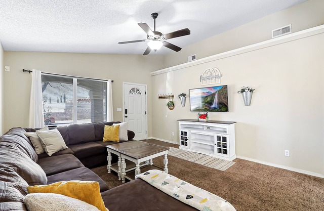 Cozy Farm House Home Located Near Main Freeways SUPER HOST on other platforms