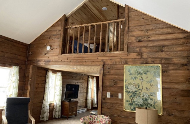 Cozy Farm House in the Upper Delaware Valley. Pet friendly, weekly discount.