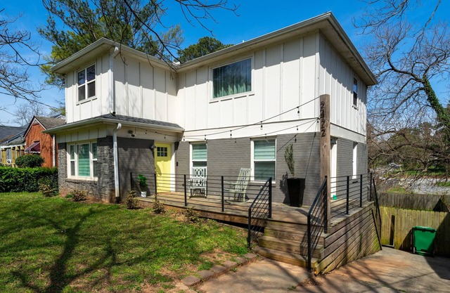 Cozy Farm House Near Downtown with Large Backyard
