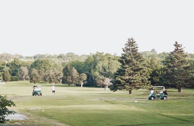 Cozy farm house on golf course , sleeps 8 third sleeping space is enclosed 4 se