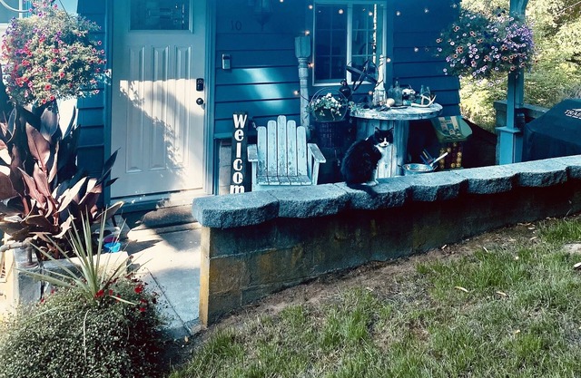 Cozy Farmhouse Retreat downtown Cathlamet