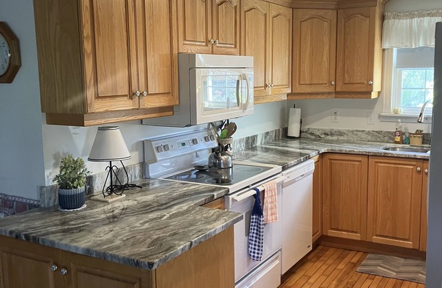 Cozy farmhouse, sleeps 10 and has great views