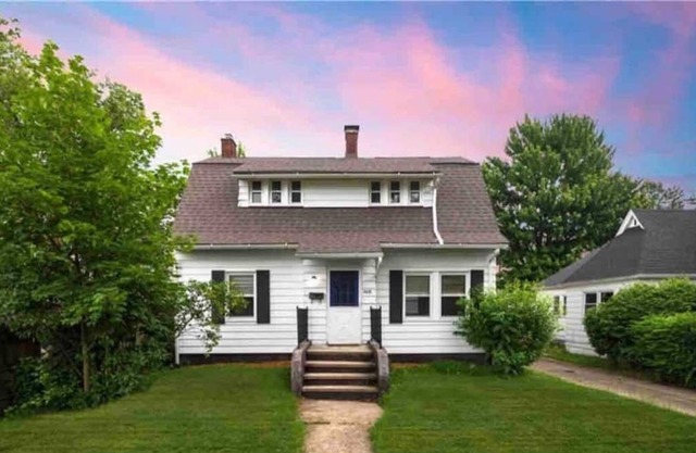 Cozy farmhouse style home walkable to restaurants