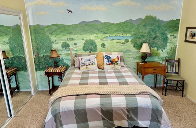 Cozy farmhouse studio, a chicken lovers dream!