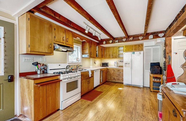 Cozy farmhouse w/ TV, wifi, w/d, dvd player, kitchen, board games