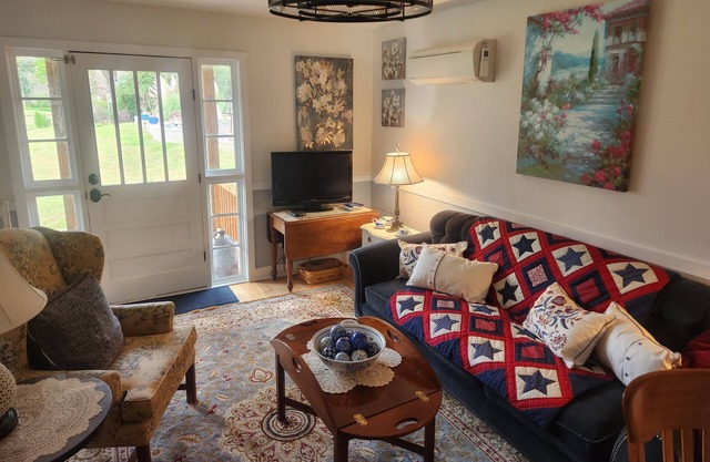 Cozy farmhouse with kitchenette, pool & bbq in historic downtown Warrenton NC.