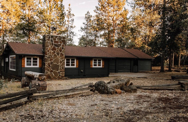Cozy Fishing Cabin: Hat Creek, Pit River, Fall River, Baum Lake. Burney Falls.
