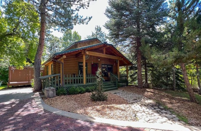 Cozy Forest Cottage at La Caille