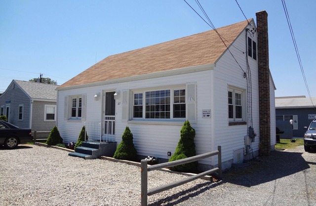 Cozy four bedroom home! Two bedroom cottage available on site for larger groups!