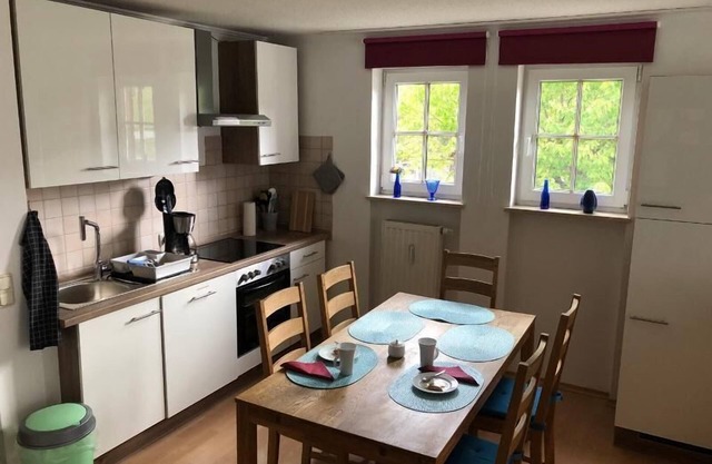 Gemütliche Vier-Zimmer-Ferienwohnung für bis zu 6 Personen mit sonniger Terrasse und Balkon