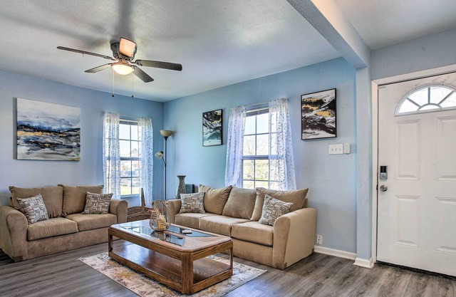 Cozy Freeport Abode Near Golfing & Boating!