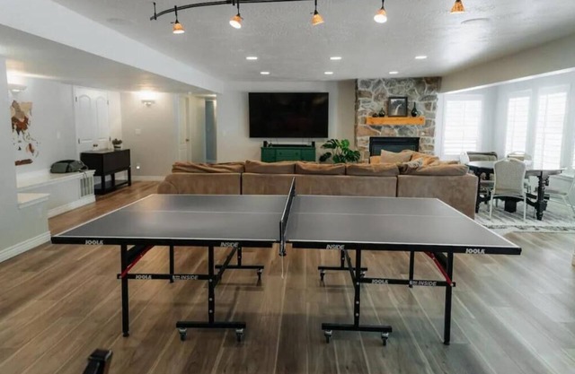 Cozy Full Basement Getaway in Mountain Green