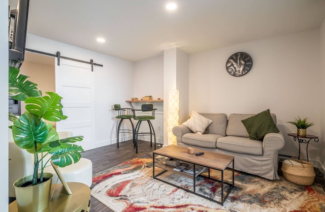 Cozy Fully-Equipped 2 Bedroom Suite