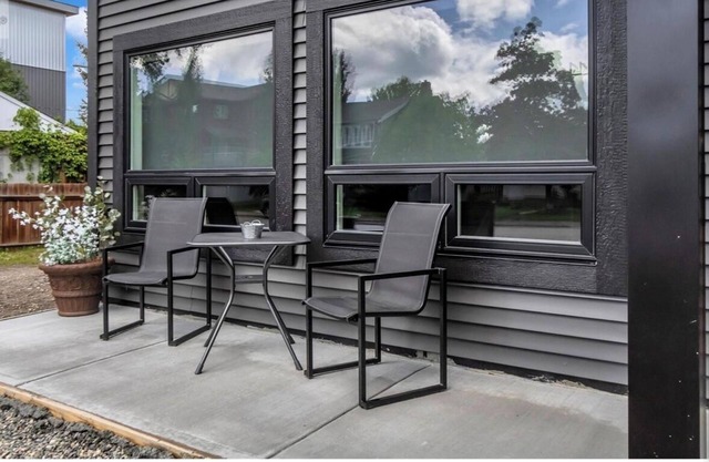 Cozy Fully Furnished 2-Bedroom Suite with Wifi, Parking and private entrance.