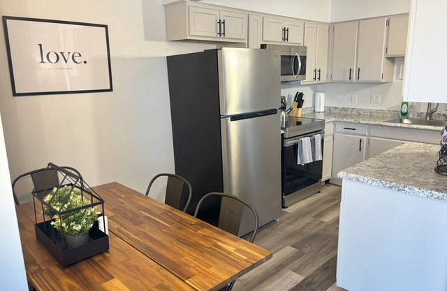 Cozy Fully Remodeled Elegant 2 BR Apartment Near Giant Park!