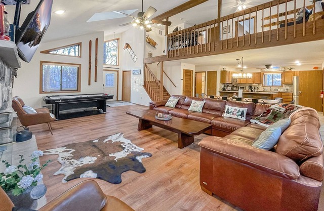 Cozy Fun Chalet: Game rm-Gym-Firepit-EV Charger-Pet Friendly, Cmty Beach & Pool!