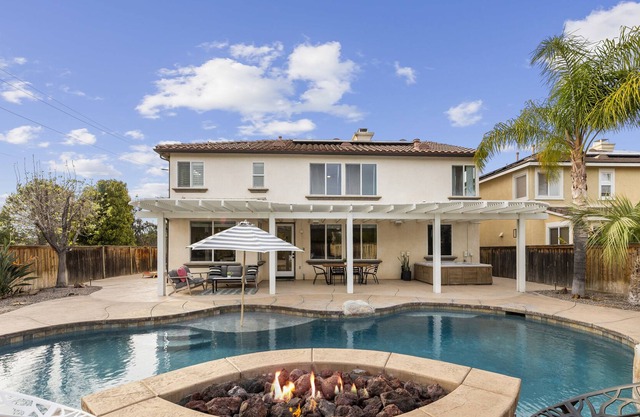 Cozy, fun home full of activities! 6 Min from Wineries ⭐️ Pool Oasis 🌴!