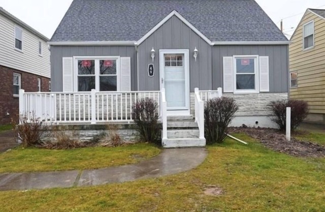 Cozy furnished 4 bedroon house centrally located. Easy access to all in Buffalo.