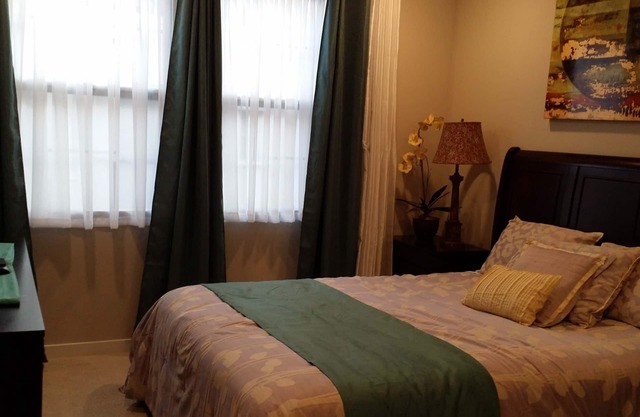 Gemütlich eingerichtete Schlafzimmer mit eigenem Flur Bad in North San Jose