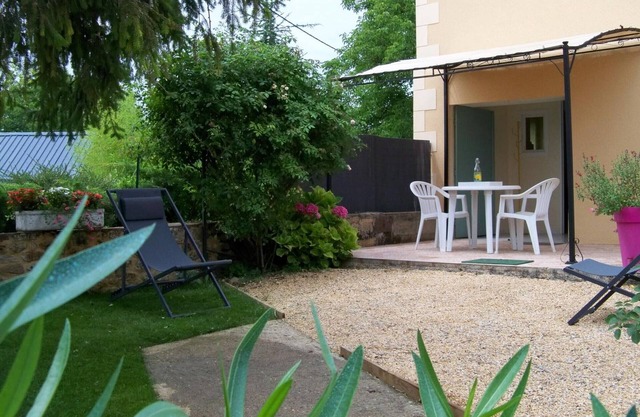 Gemütliches Gîte für 4, Terrasse, nahe Naturaktivitäten, WLAN, Parkplatz in Cherveix-Cubas