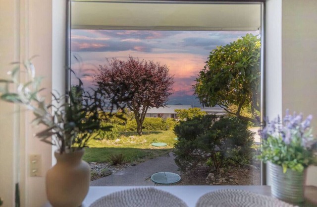 Cozy Garden 4BR/1BA Lower Unit w/ Ocean Views