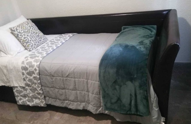 Cozy Gem steps away from the Border ,Jacuzzi in private patio.