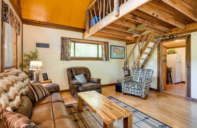 Cozy Georgia Abode w/ Deck, Fire Pit & Lake Access