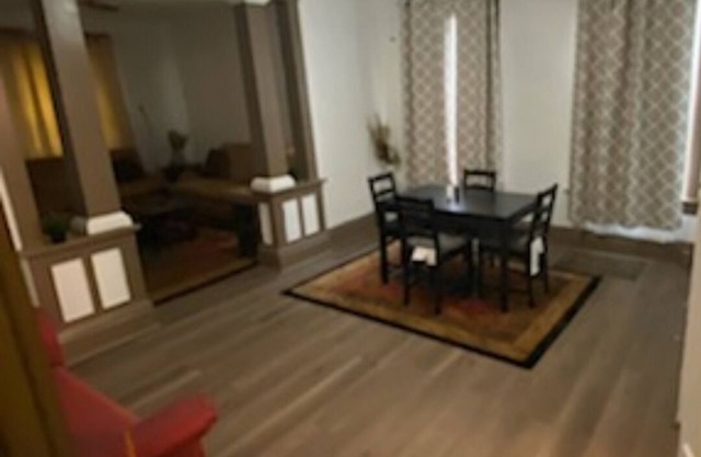 Cozy Getaway 10 mins from the Arch and Downtown Saint Louis .