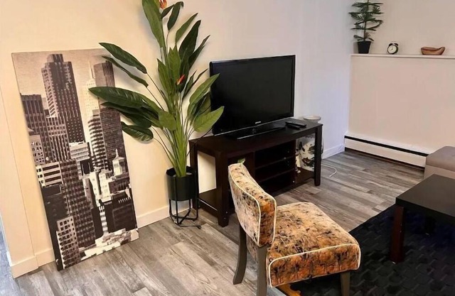 Cozy Getaway Dwelling Near Downtown