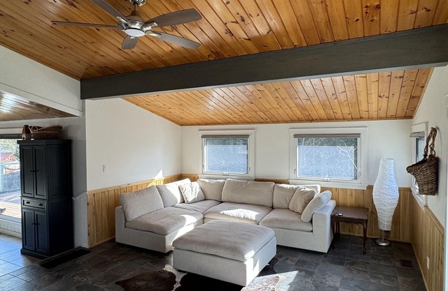 Cozy Getaway! Fully Renovated Winterized cottage with access to lake.