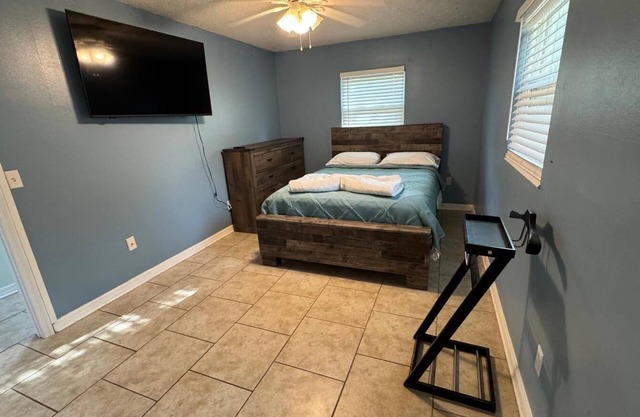 Cozy Getaway: Just 15 mins from UF & 20 mins to Celebration Pointe