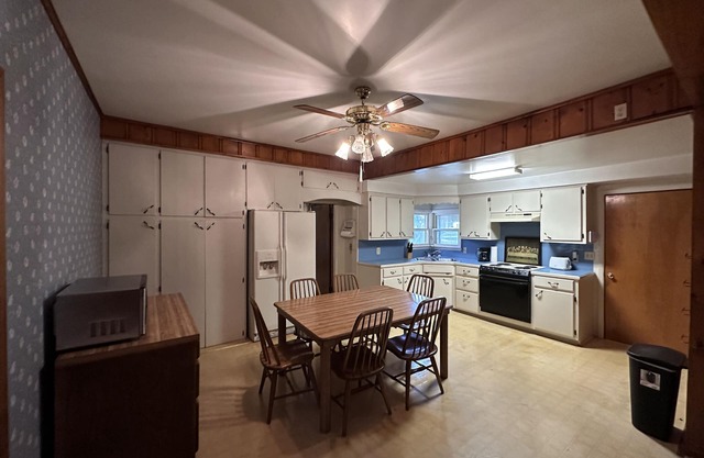 Cozy getaway located less than half a mile from the Historic Paris Town Square