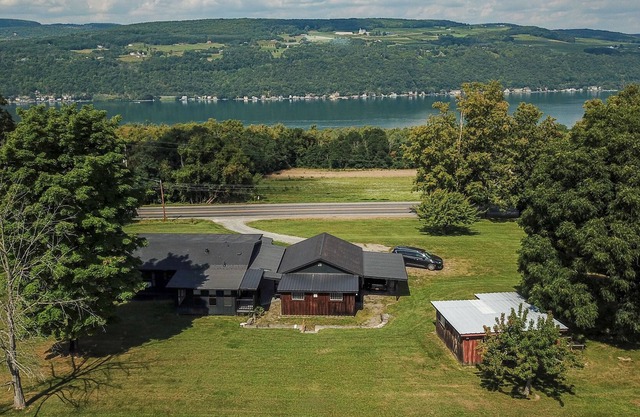 Cozy getaway with Keuka Lake views - minutes to wineries