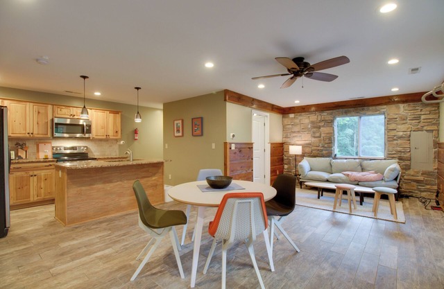 Cozy Goode Cabin w/ Deck ~ 17 Mi to Lynchburg