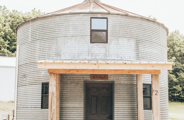 Cozy Grain Bin Lodge with WiFi and AC in tranquil Loose Creek, MO, Unit 2
