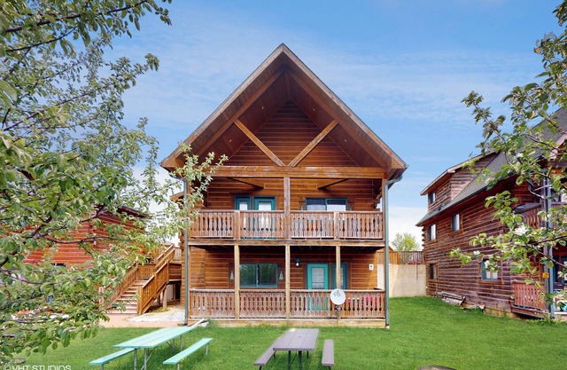 Cozy Green 2 bedroom cabin with a LOFT AREA in enchanting Warrens, Unit A