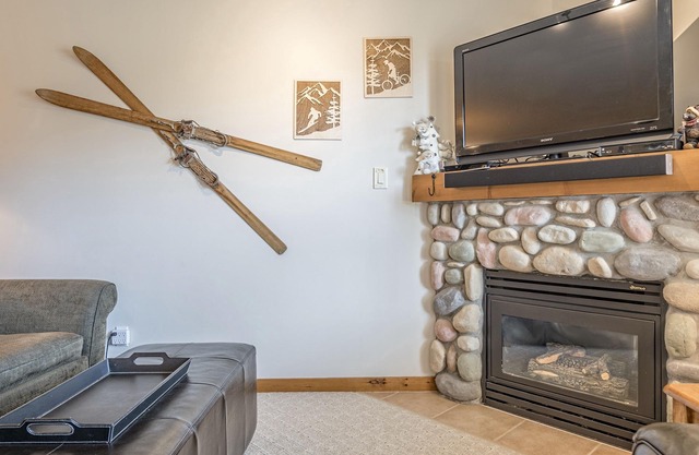 Cozy ground floor Creekside Condo - pet friendly, gas fireplace, close to trails