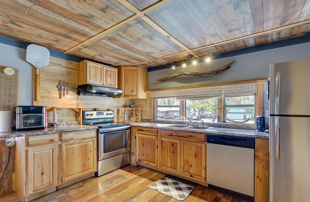 Cozy Grove Vacation Rental Near Neosho River