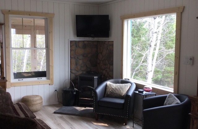 Cozy Guest cottage waterfront with screened in gazebo