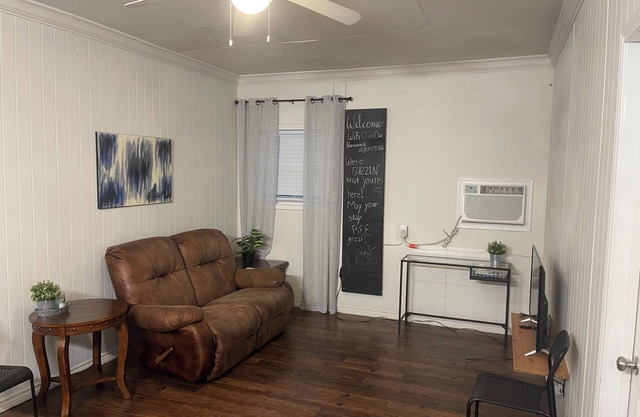 Cozy guest house 5min away from A&M. Fully equiped.