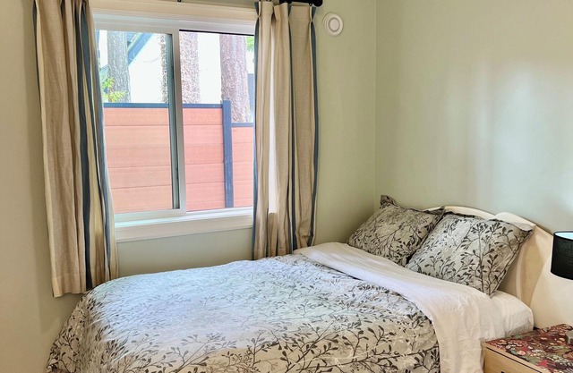 Cozy Guest house near UVIC