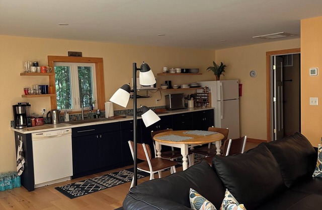 Cozy guest house with beach rights on quiet Highland Lake