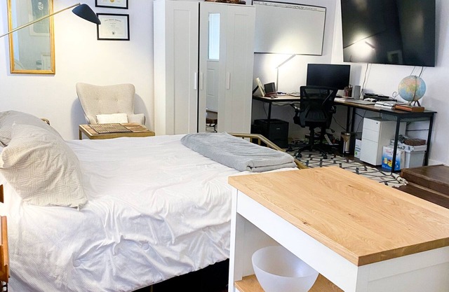 Cozy Guest Suite in Quiet Neighborhood