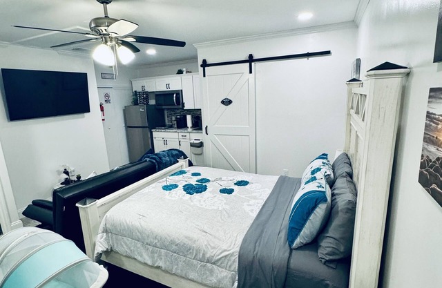 Cozy Guest Suite Studio with Private Entrance. Minutes away from hospitals